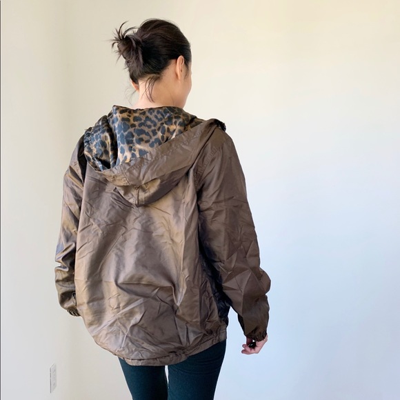 Windbreaker with hooded animal print . - Picture 3 of 5